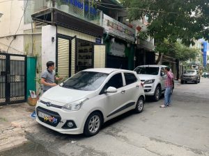 Đánh bóng kính lái xe ô tô